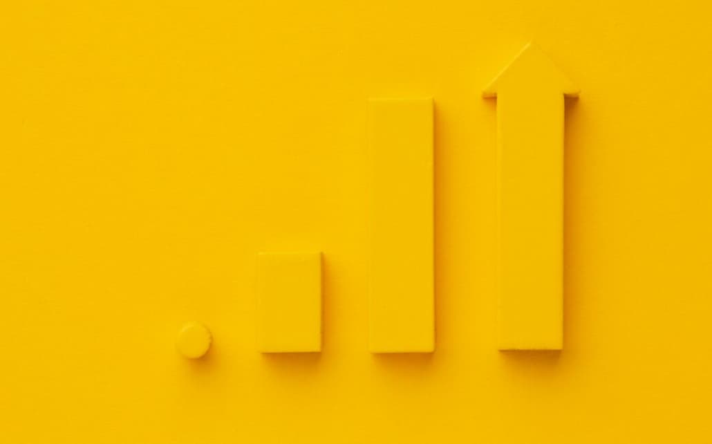 A simple chart with geometric shapes rising on a yellow background